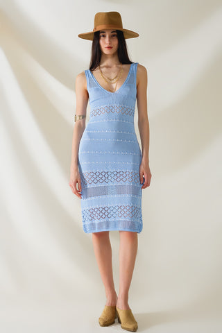 Robe mi-longue bleu bébé sans manches avec col en V et motif crochet