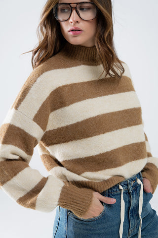 Pull col roulé rayé beige
