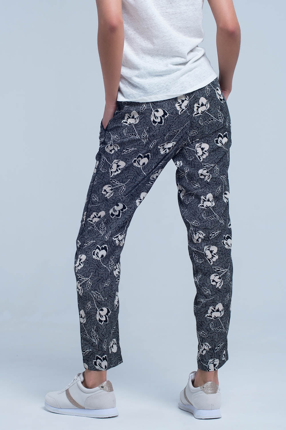 Black pants with floral print - Trousers