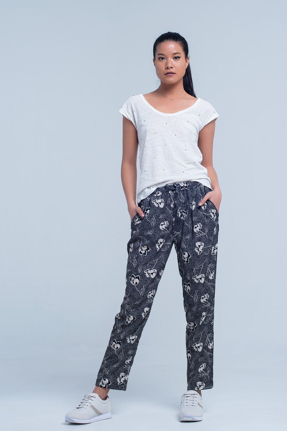 Black pants with floral print - Trousers