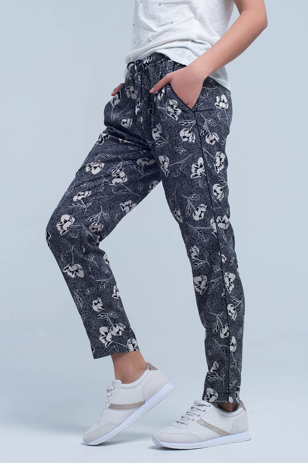 Black pants with floral print - Trousers