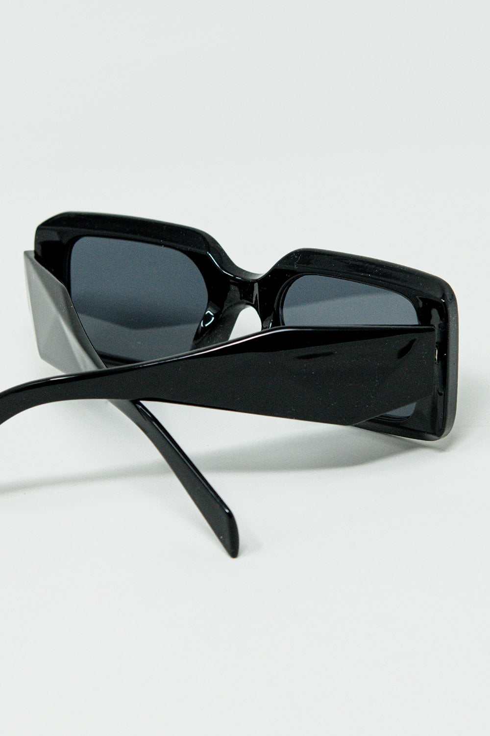 Black square sunglasses with detail on the side - Sunglasses