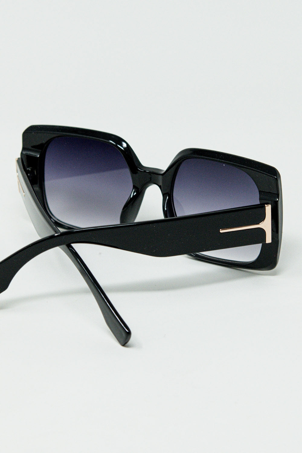 Black square sunglasses with gold detail on the side - Sunglasses