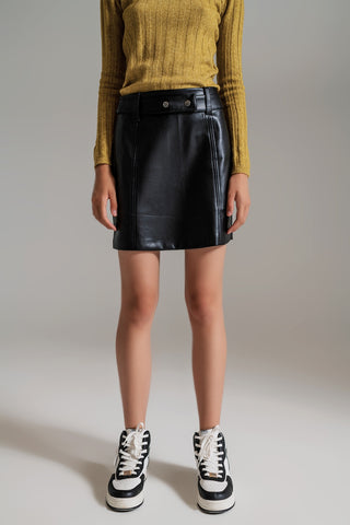Mini-jupe droite en similicuir noir avec ceinture