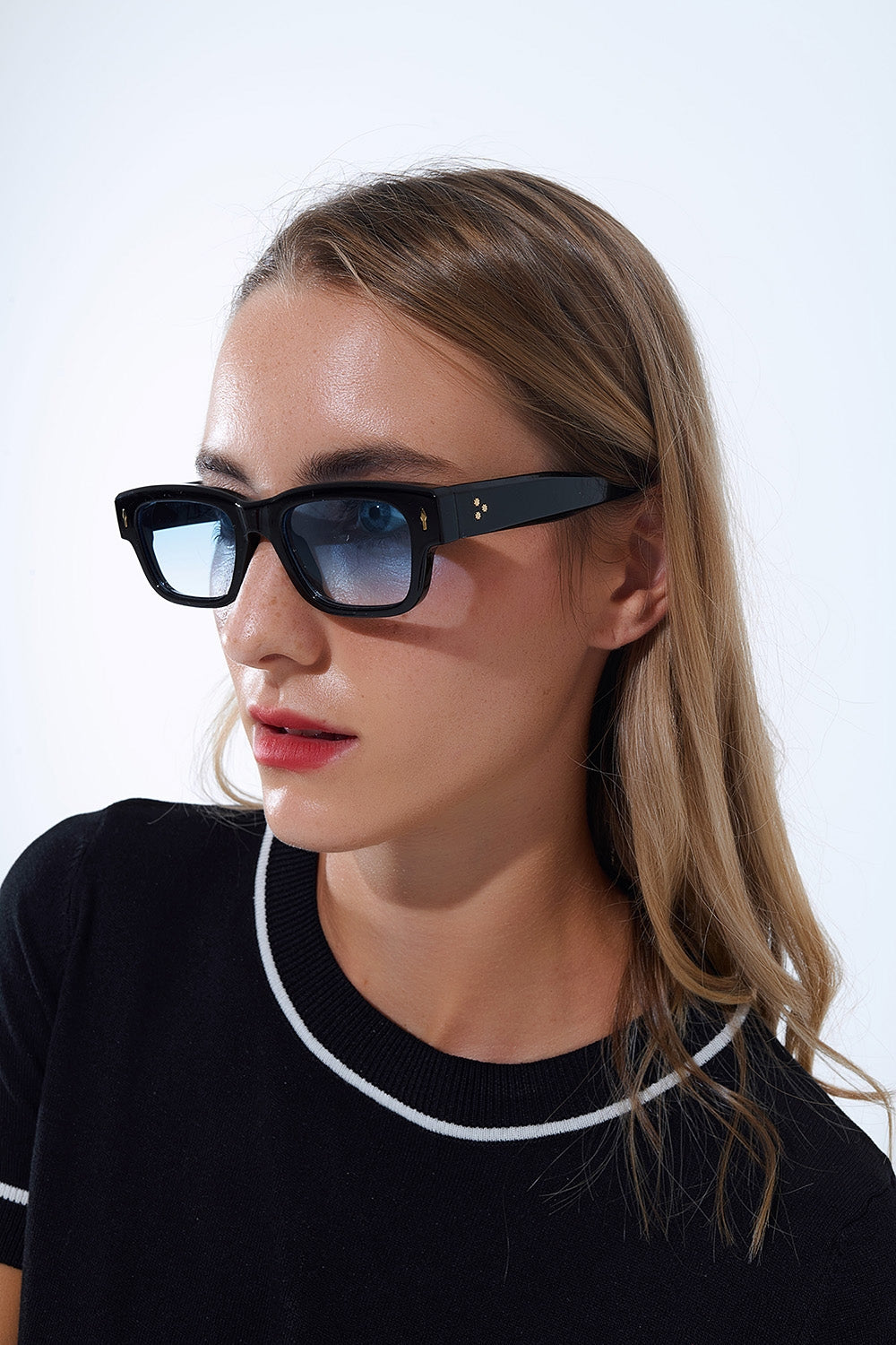 Black sunglasses with oval frame with gold detail and blue glass -