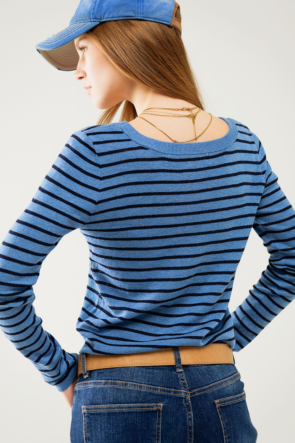 Pull en maille fine à rayures bleues et col bateau