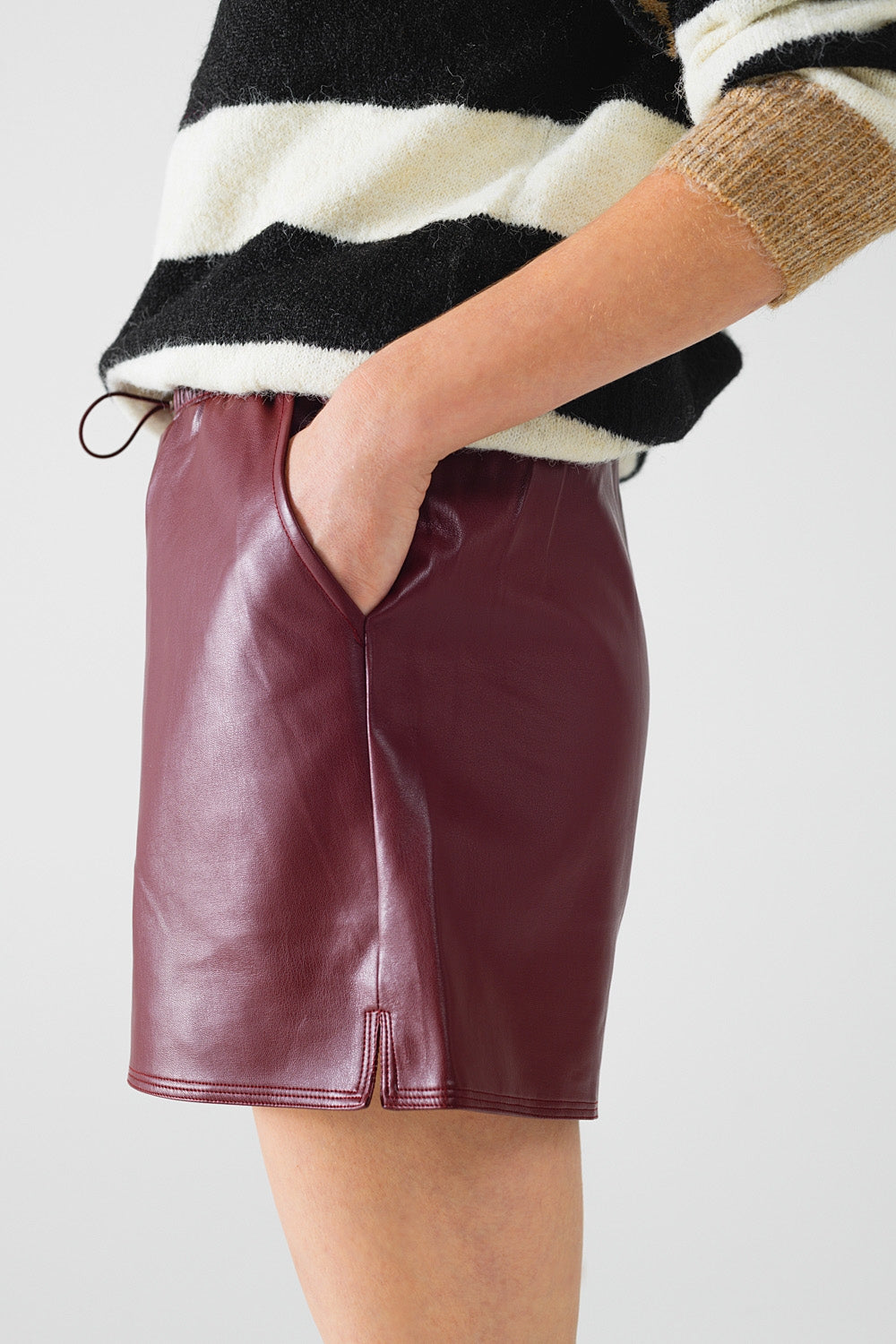 Burgundy faux leather shorts with gathering at the waist with drawstring - Trousers