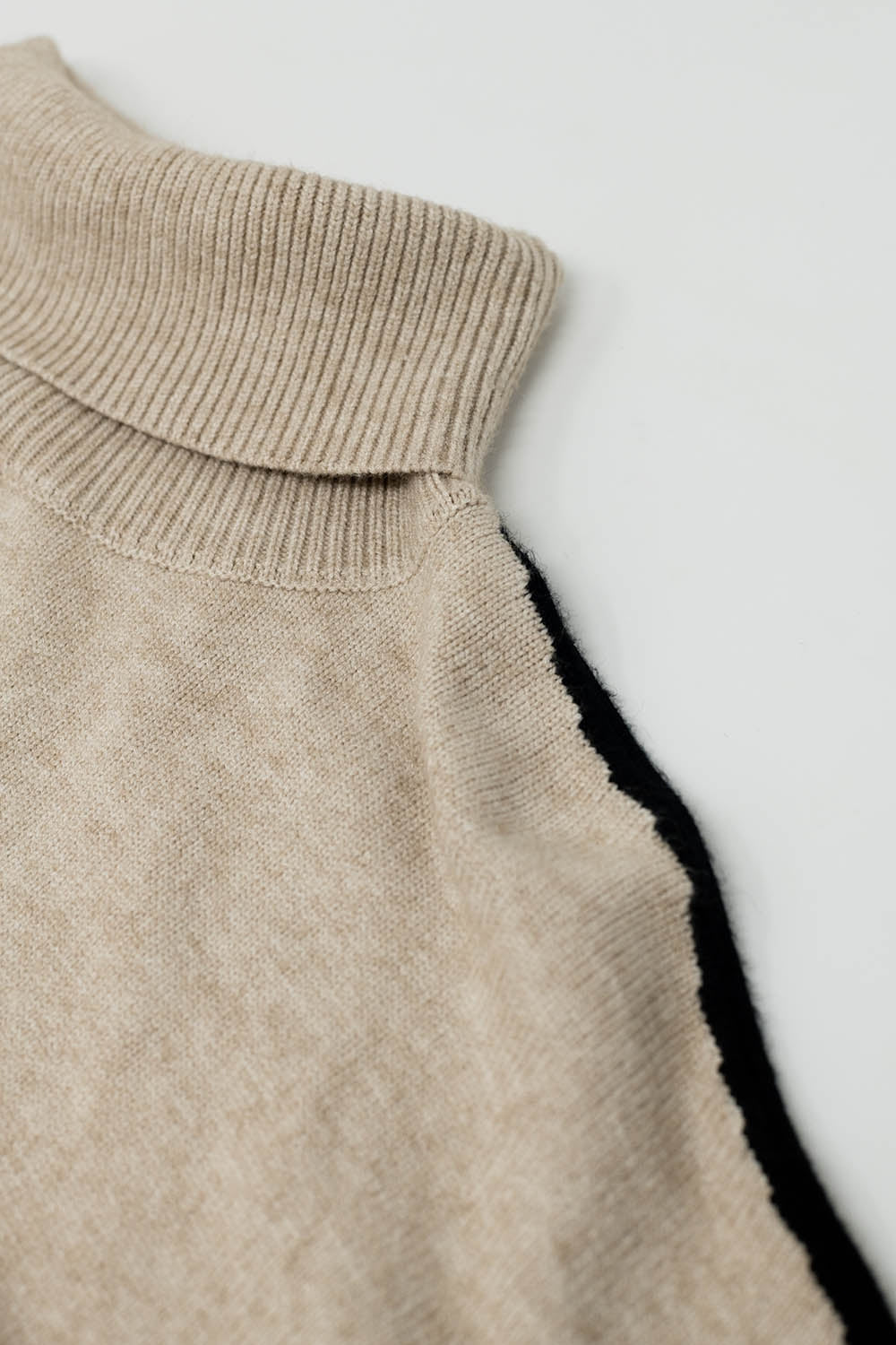 Pull col roulé camel avec bande latérale noire
