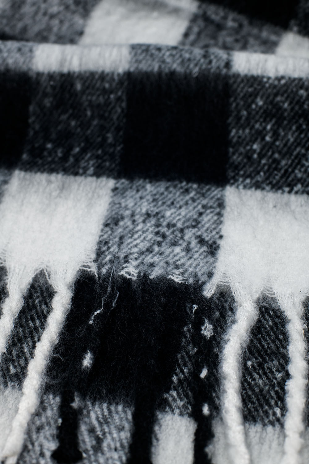 Checkerboard scarf in black and white with tassles - Scarves