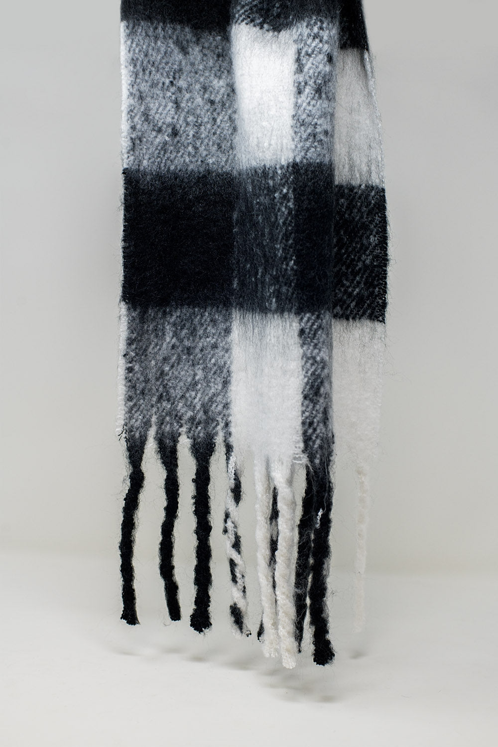 Checkerboard scarf in black and white with tassles - Scarves
