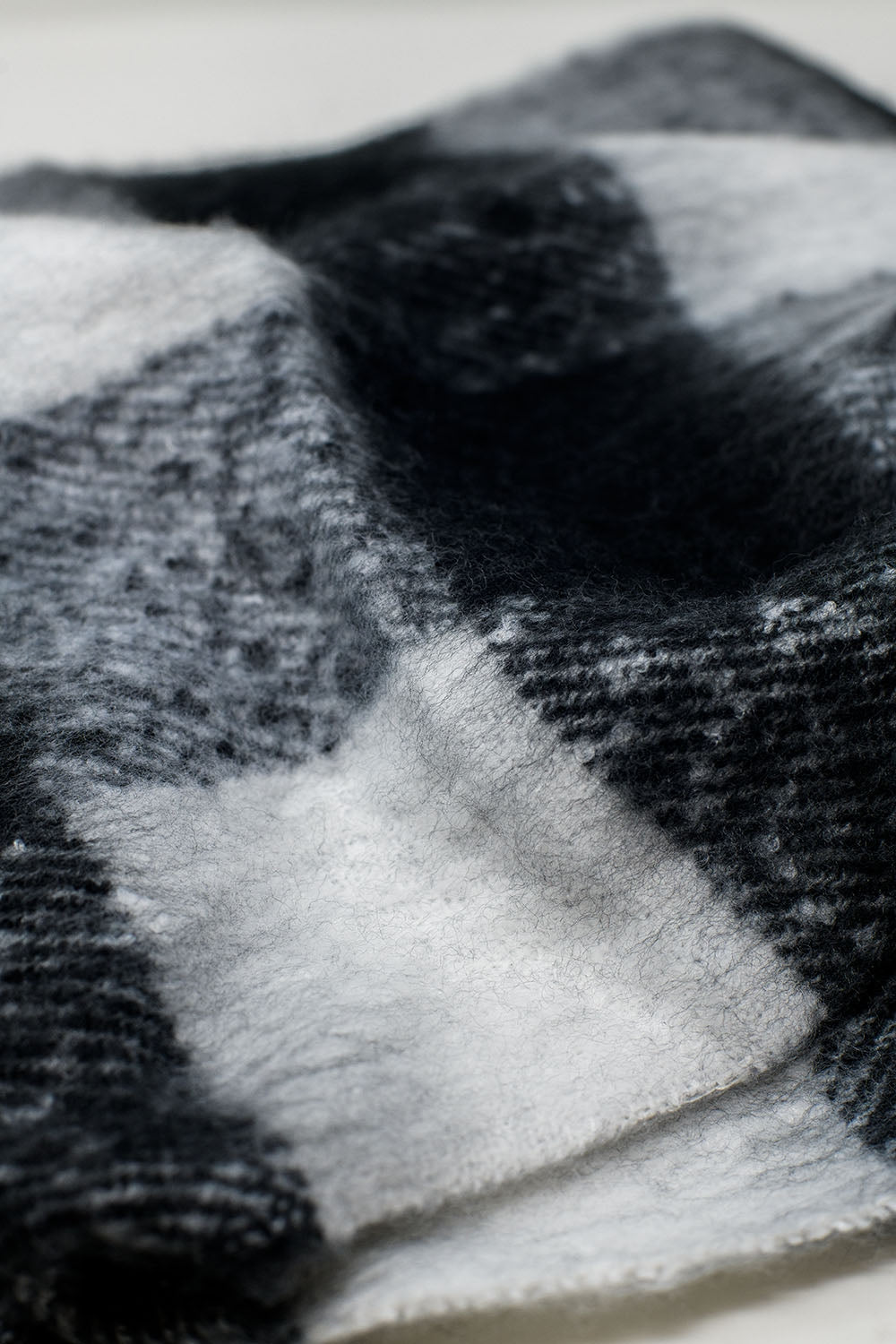 Checkerboard scarf in black and white with tassles - Scarves