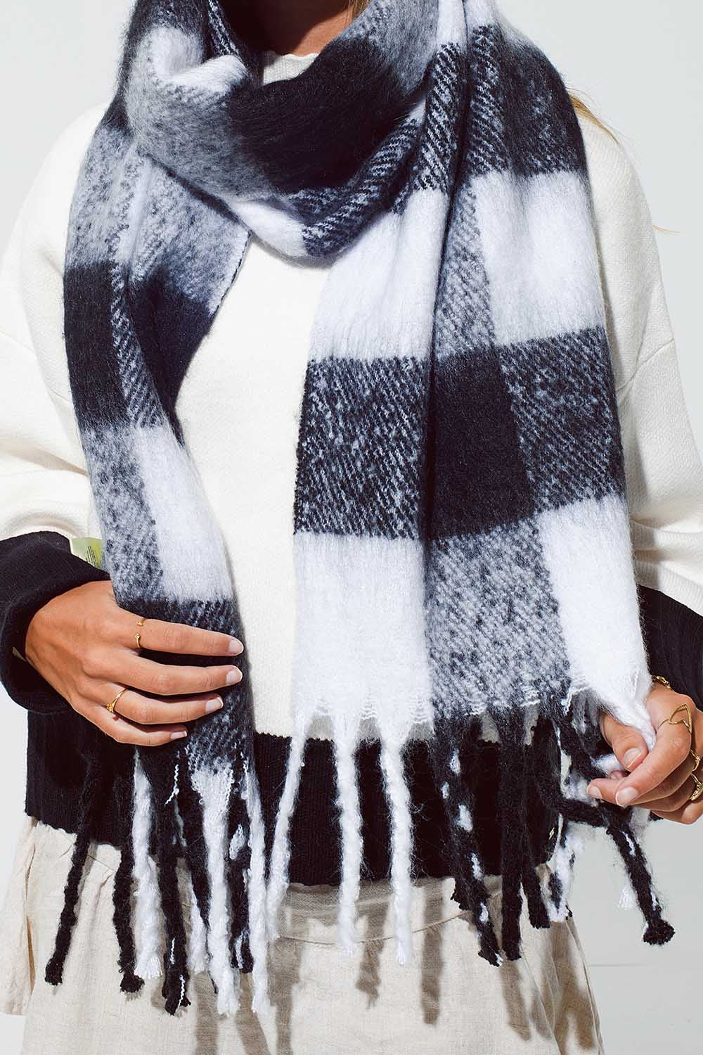 Checkerboard scarf in black and white with tassles - Scarves