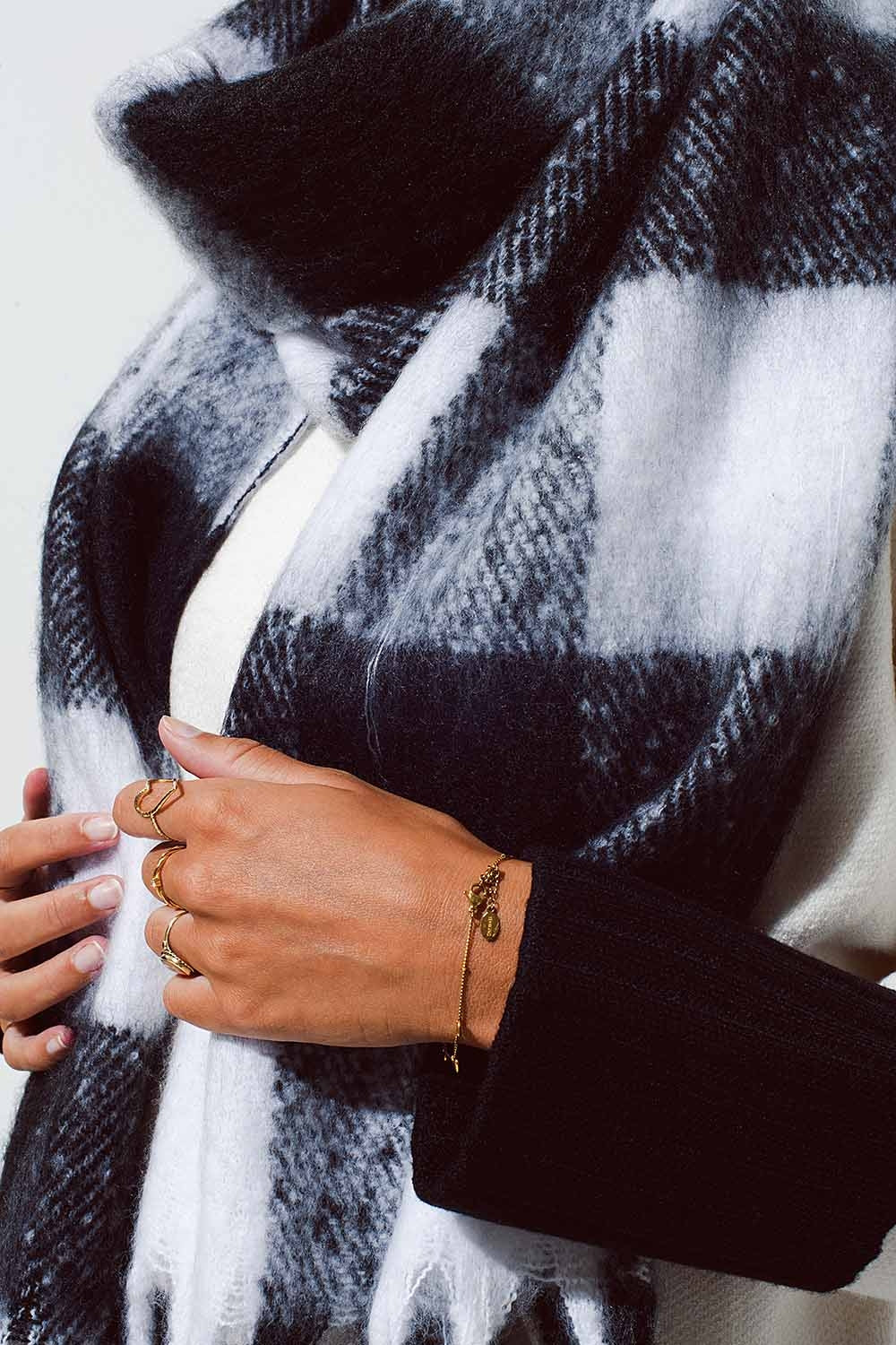 Checkerboard scarf in black and white with tassles - Scarves