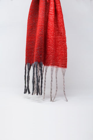 Écharpe en grosse maille à blocs de couleur rouge avec franges