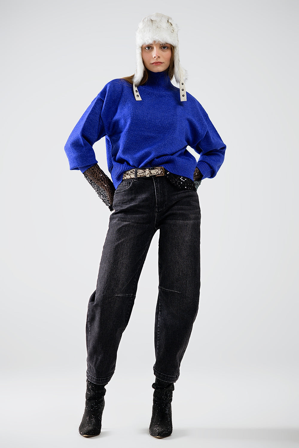 pull en grosse maille bleu avec col roulé