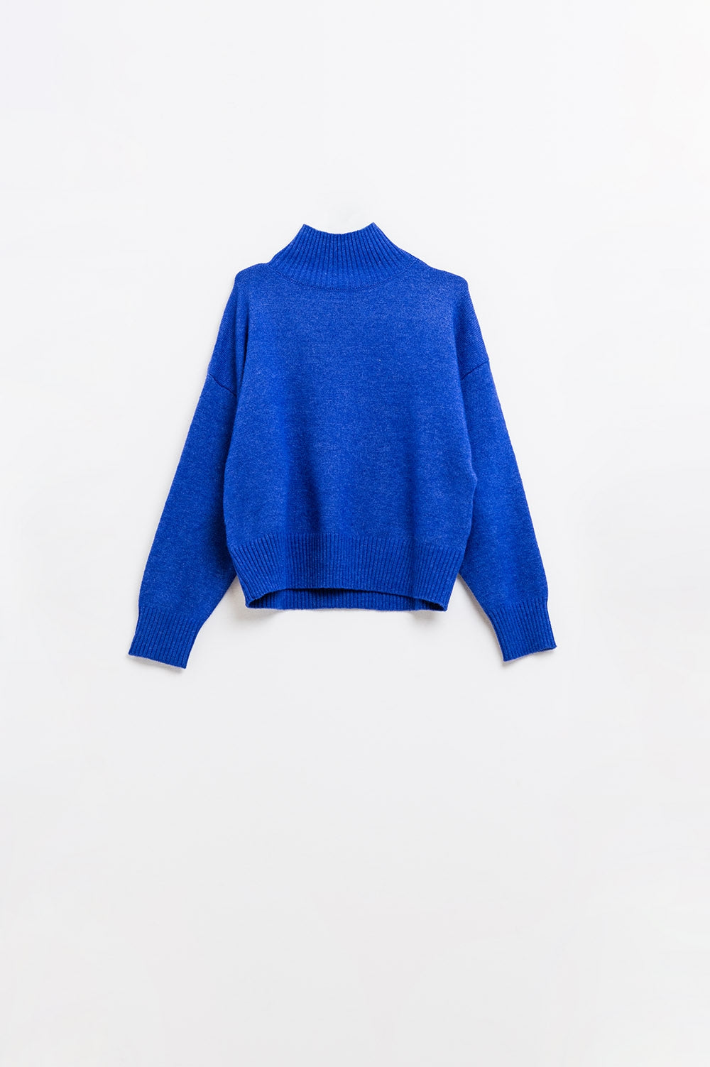 pull en grosse maille bleu avec col roulé