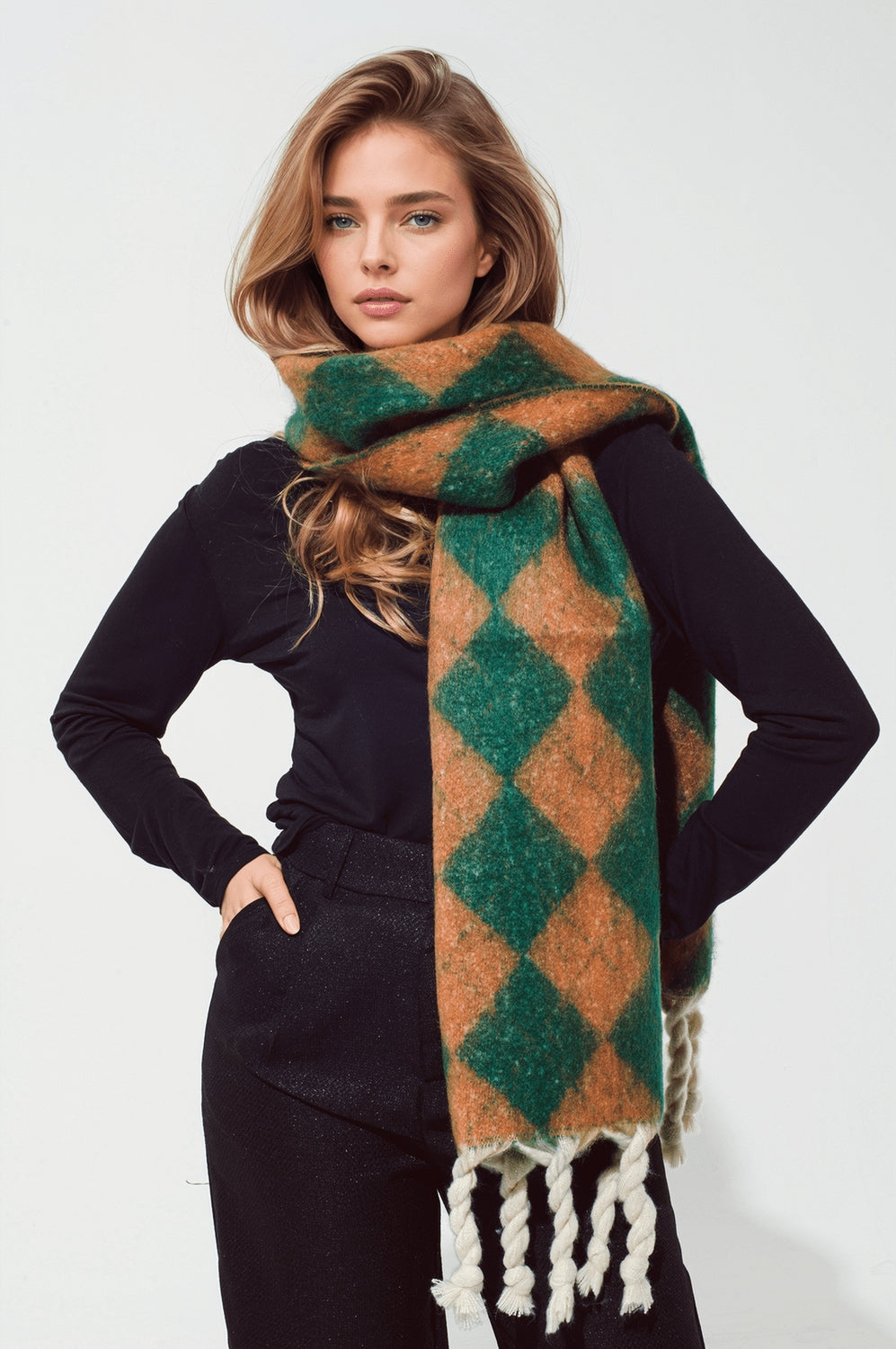 Q2 Chunky Scarf In Argyle Pattern in Green