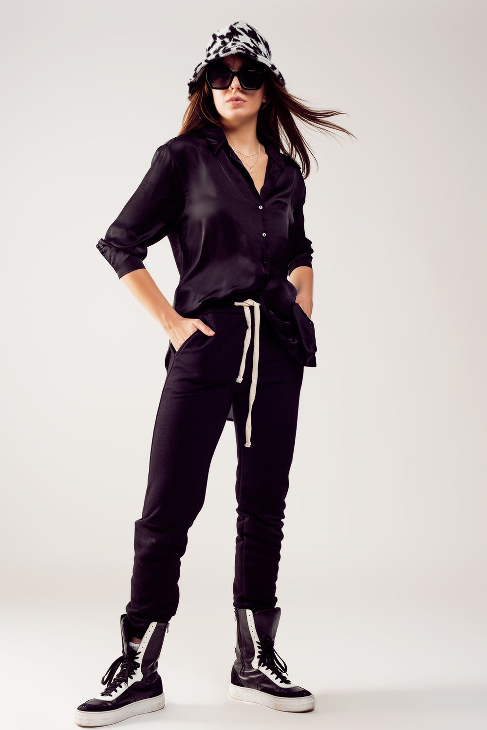 Cotton jogger in black Q2 Pants BoutiqueLua