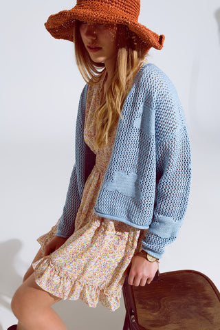 Cardigan au crochet avec nuages tricotés en bleu