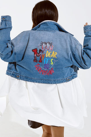Jaqueta jeans cropped com fecho de zíper e estampa pintada à mão nas costas