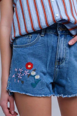 Short jeans azul com lavagem média e estampa floral