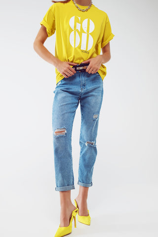 Jeans regular desgastado em lavagem azul claro