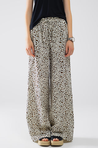 Calça reta com cintura elástica e estampa de leopardo