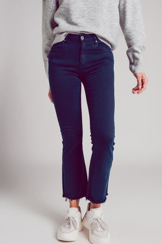 Calça jeans flare com bainha crua em tinta azul
