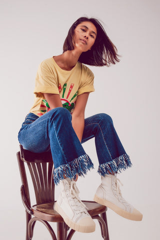 Calça jeans flare reta com bainha crua em azul profundo