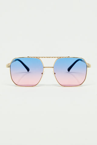 lunettes de soleil à monture carrée dorée en bleu clair ombré avec du rose