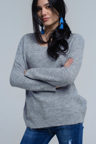 Pull en tricot gris avec fermeture à nouer dans le dos