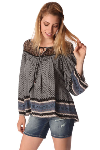 Blusa cinza estampa paisley com detalhe de gaiola