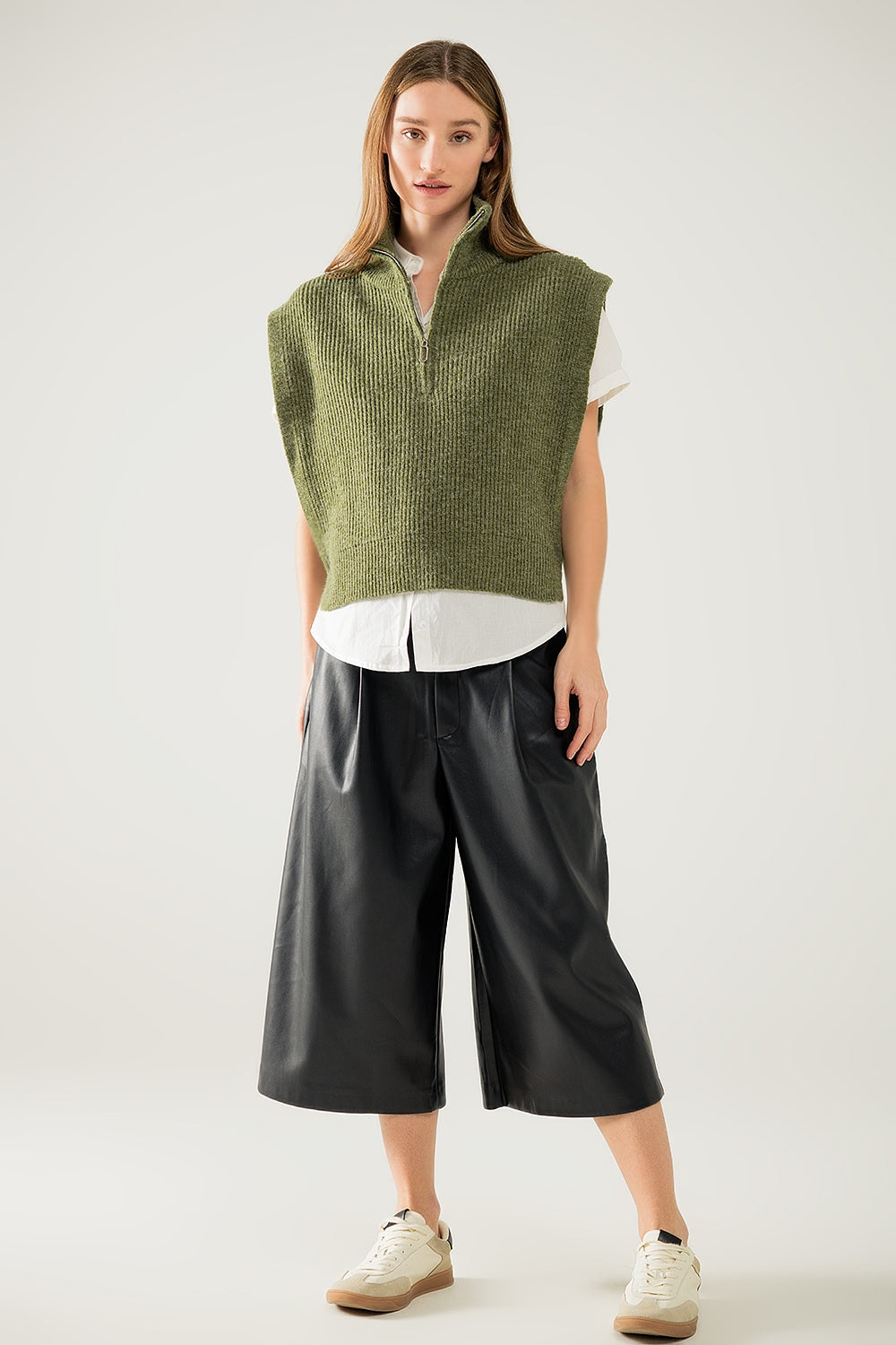 Pull col roulé sans manches vert avec fermeture zippée