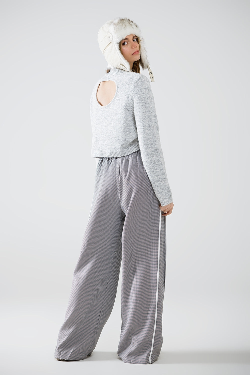 Grey jersey with long sleeves and open back detail - Jumpers