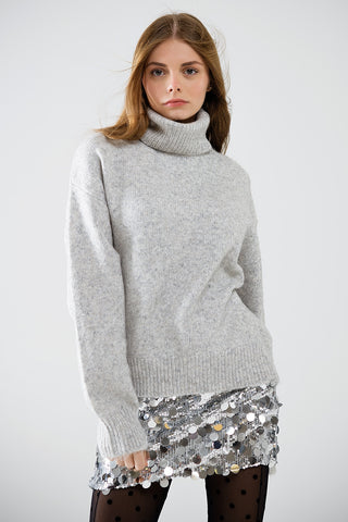 pull col roulé gris à manches tombantes