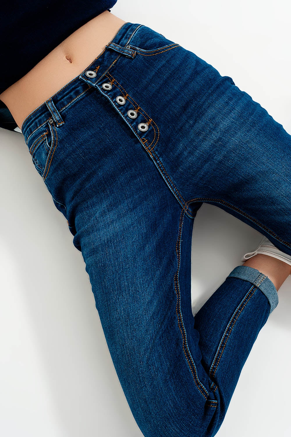 High rise jeans with exposed buttons in blue - Jeans