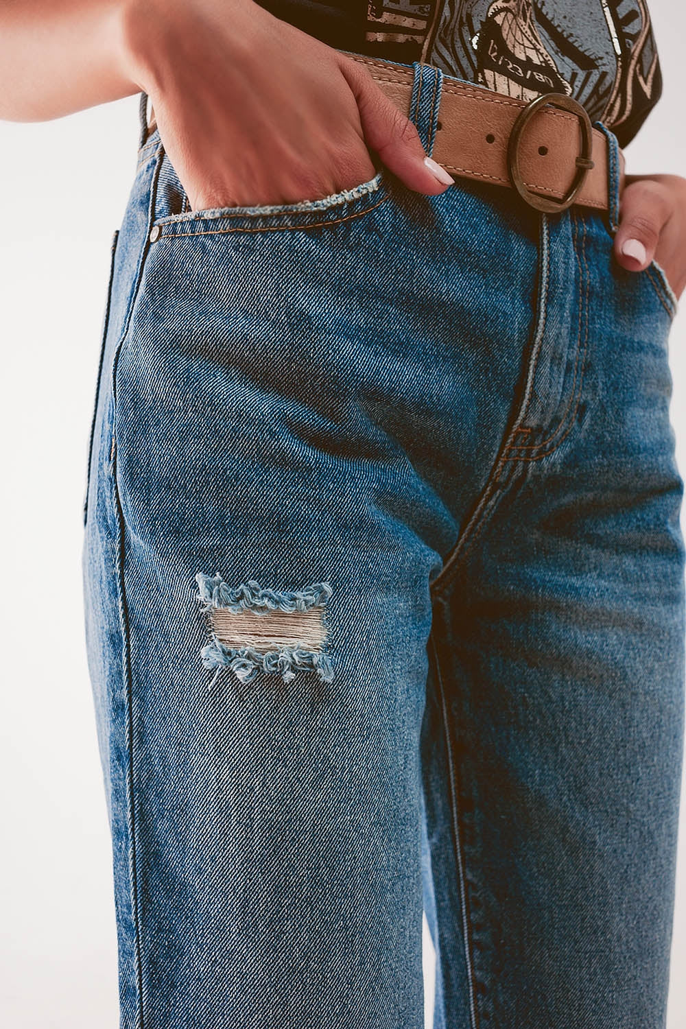 High waist jean with thigh slash in midblue Q2 Jeans BoutiqueLua