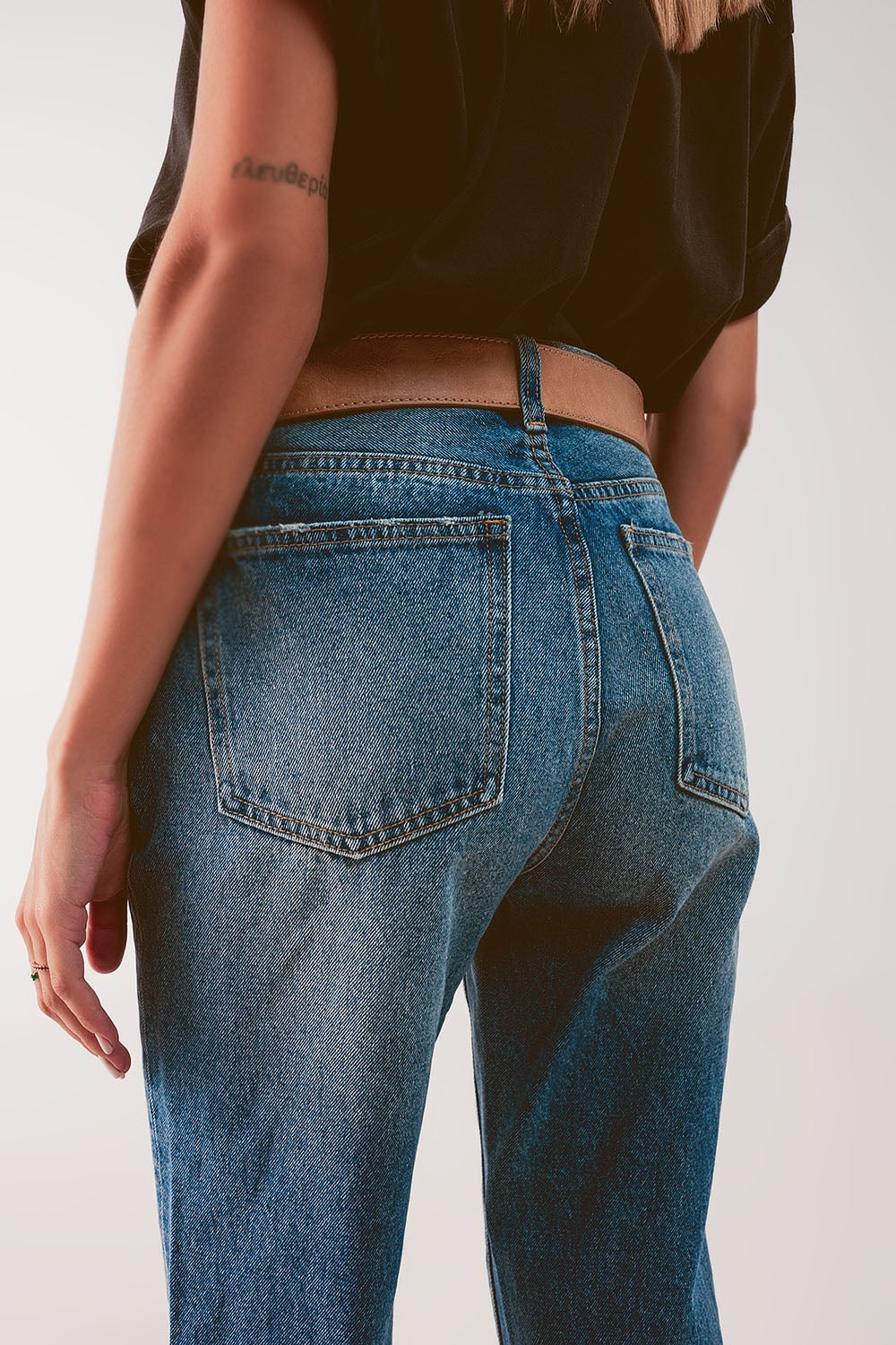 High waist jean with thigh slash in midblue Q2 Jeans BoutiqueLua