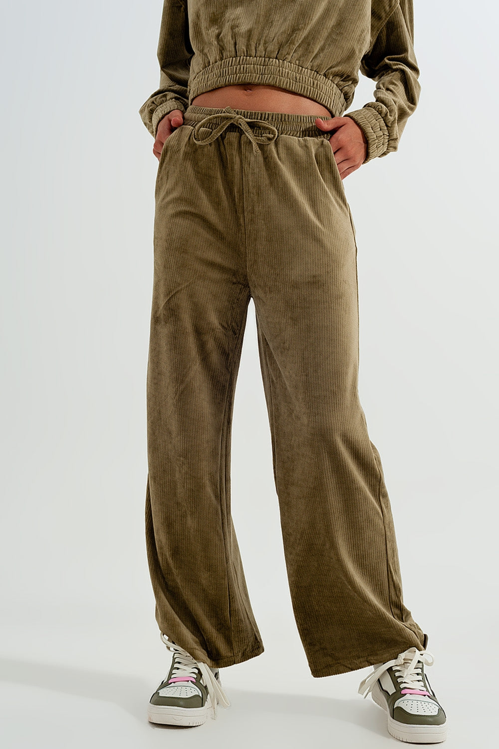 Jogger with drawstring waist in green Q2 Pants BoutiqueLua