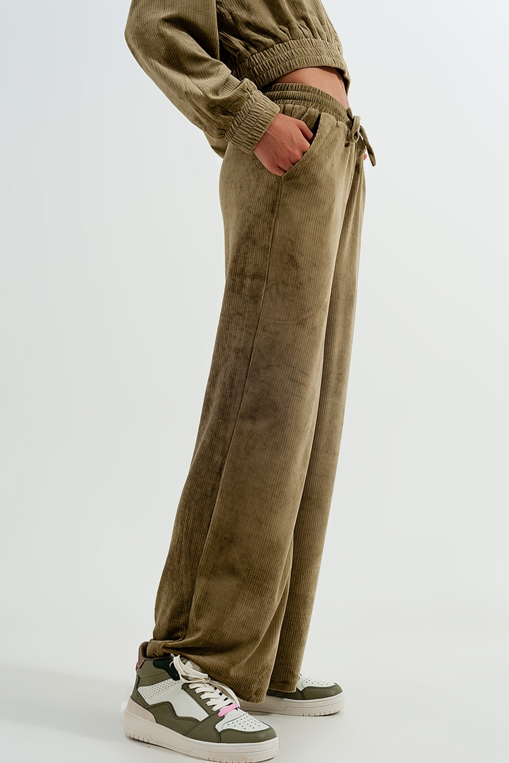 Jogger with drawstring waist in green Q2 Pants BoutiqueLua