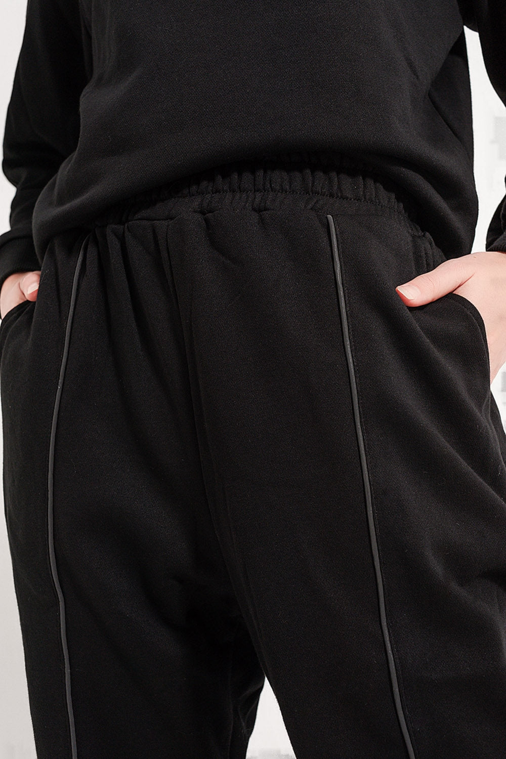 Joggers with drawstring waist and front seam in black Q2 Pants BoutiqueLua