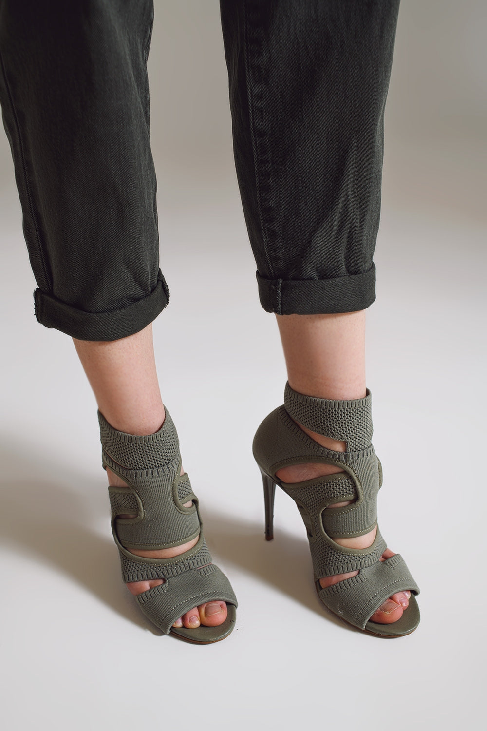 Khaki green relaxed pants with pocket detail at the waist - Trousers