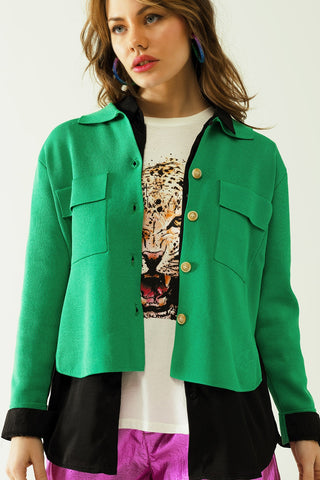 Cardigan de malha com bolsos no peito e botões dourados em verde