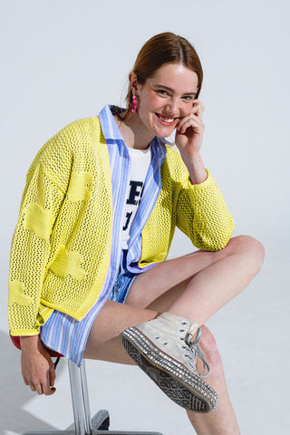 Cardigan tricoté au crochet avec nuages tricotés en jaune