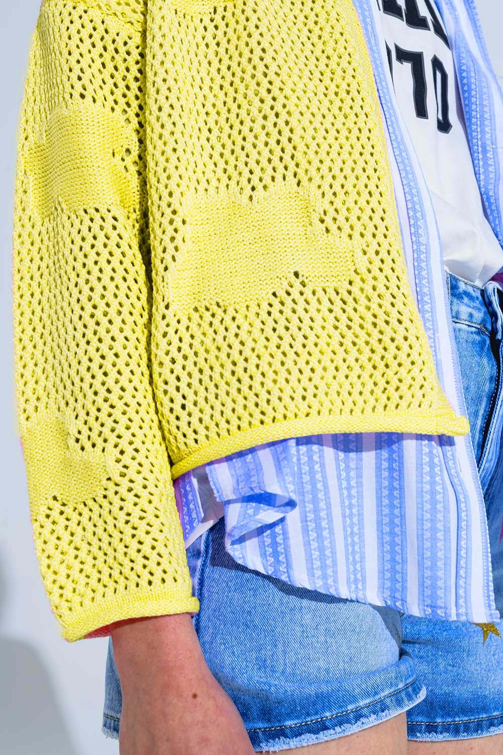 Cardigan tricoté au crochet avec nuages tricotés en jaune
