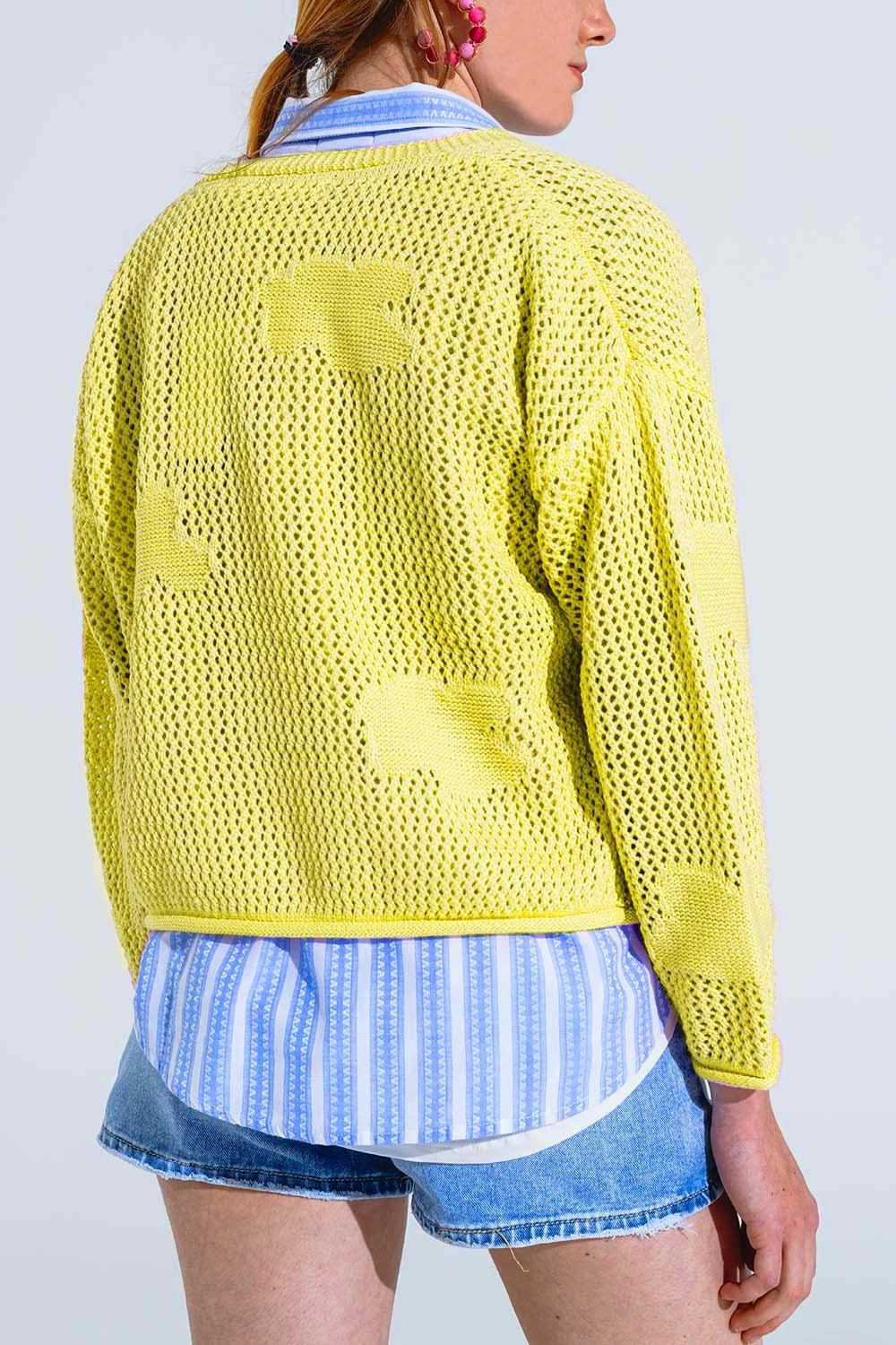 Cardigan tricoté au crochet avec nuages tricotés en jaune