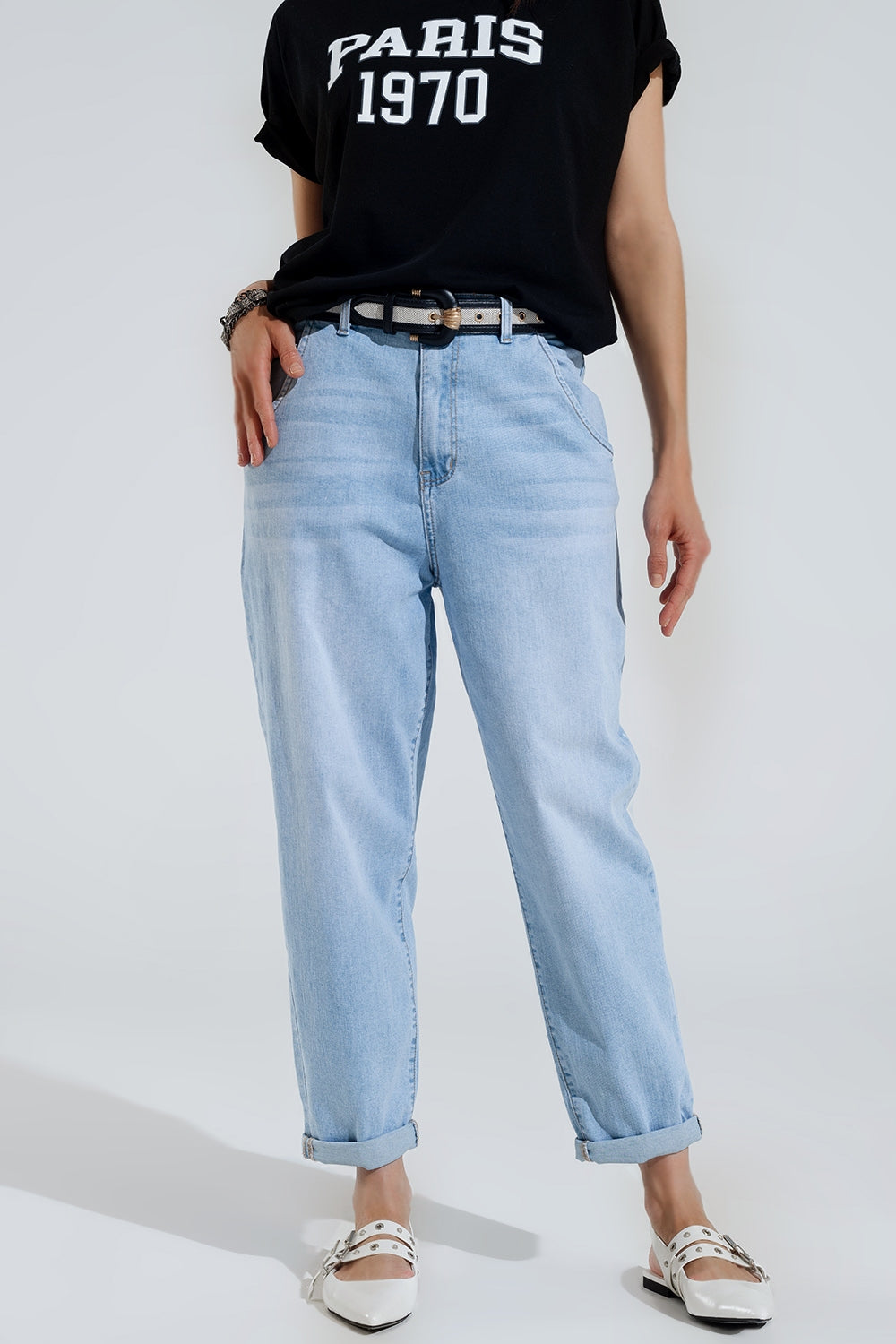 Light Wash Mom Jeans With Side Pockets - Jeans