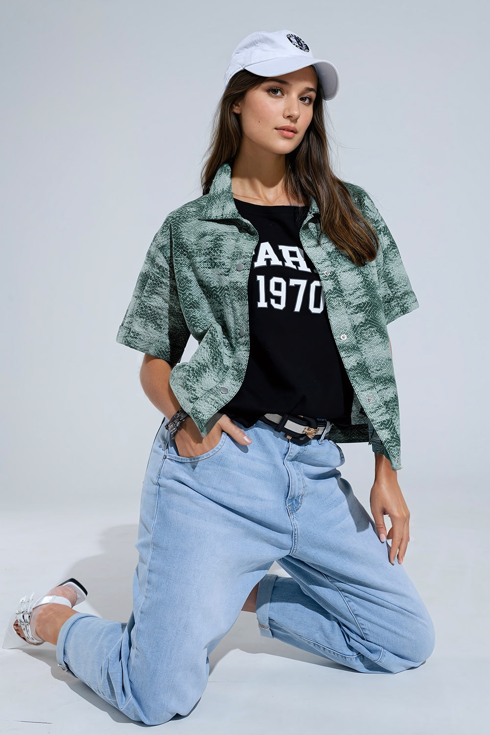 Light Wash Mom Jeans With Side Pockets - Jeans