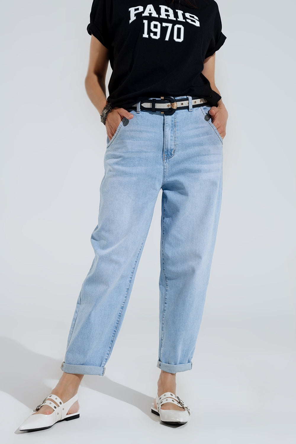 Light Wash Mom Jeans With Side Pockets - Jeans