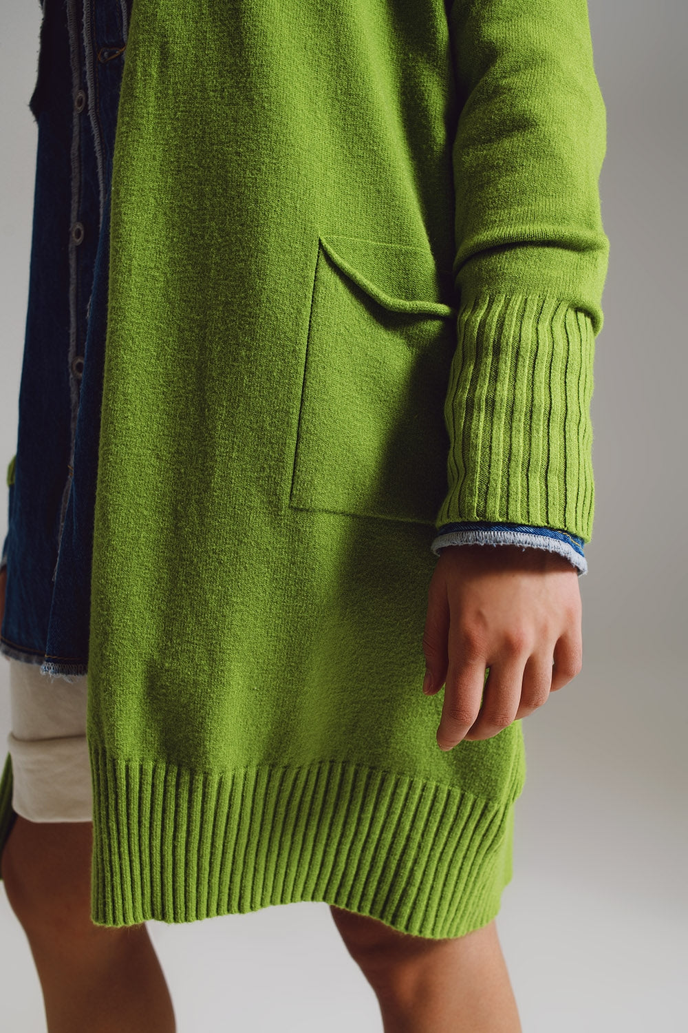 Long green cardigan with folded pockets Q2 Sweaters BoutiqueLua